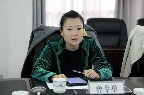 钟丽缇小女考拉天赋美貌 带火红假发似美人鱼 南京天空惊现"七彩云"