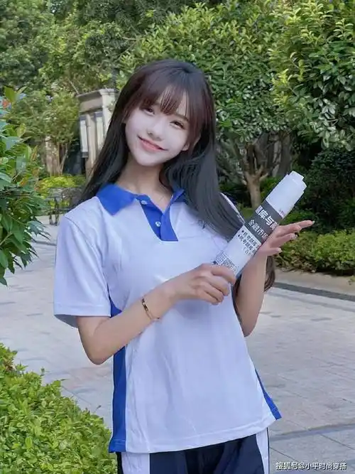 青春旋律中的时尚乐章:清新校服风演绎活力四溢的校园女神_梦想_个性