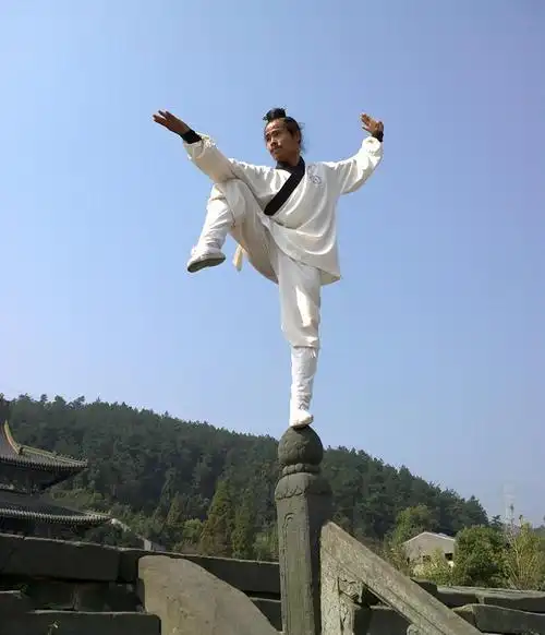 在夏令营克服艰辛,在武当山挥汗如雨,没有困难可以阻止这群少年不畏浮