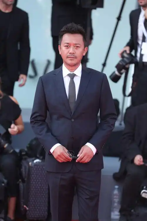 称:这是一部完整纯熟的作品,在导演精准的掌控以及演员精湛的表演下