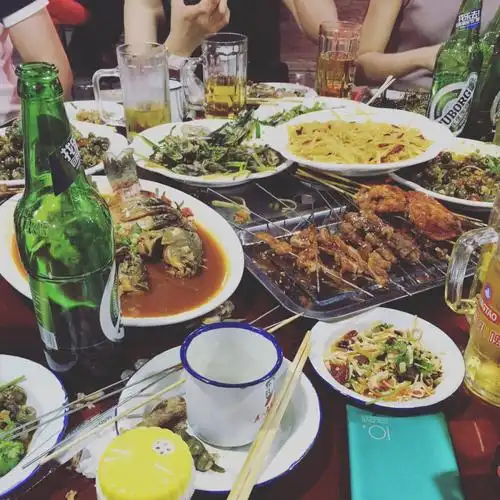 夏天最喜欢和朋友露天围着一桌吃烧烤喝啤酒