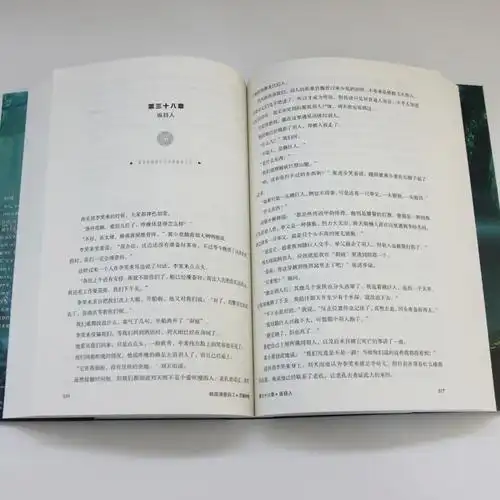 稍微歇了口气后,我先把黄小意托上去,自己再顺着排水口爬出来.