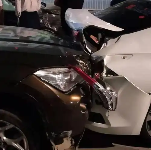 邵东金龙大道发生车祸!两豪车相撞,现场惨烈