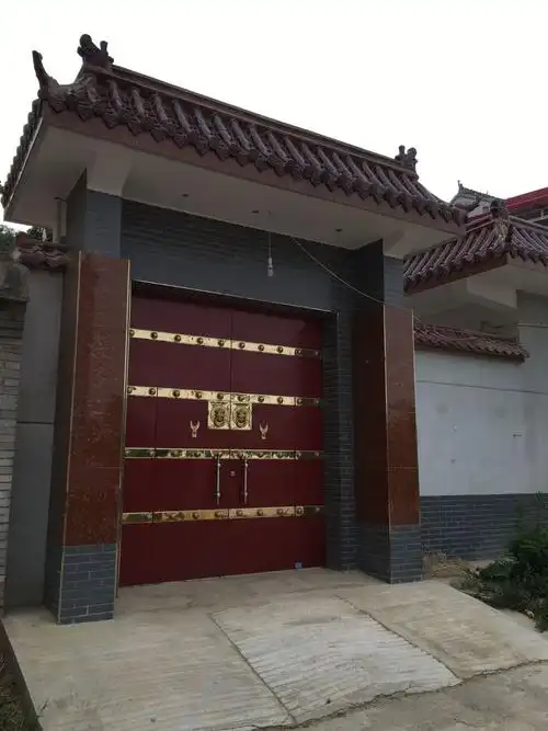 农家院大门.农家院也建得很气派.