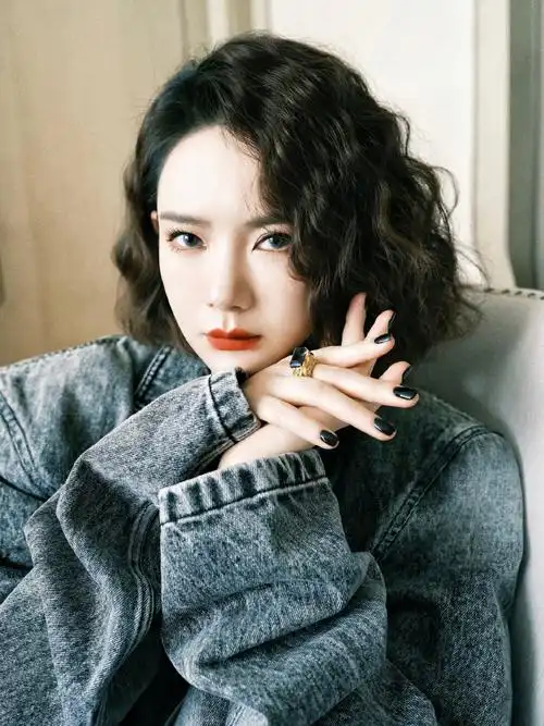 戚薇说又到日子了##戚薇发自拍氛围图