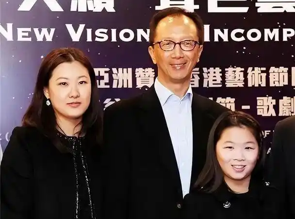 跳水皇后伏明霞现状如下:丈夫71岁身价百亿,女儿20岁亭亭玉立