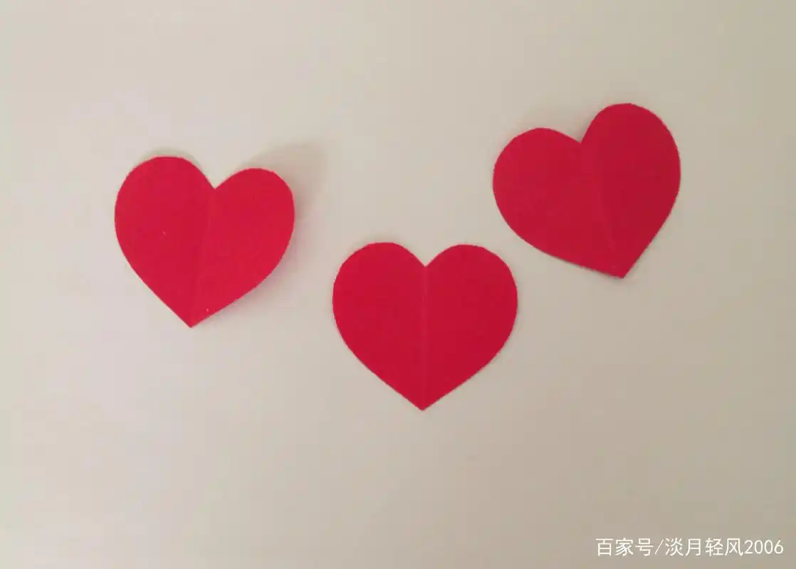 幼儿园手工作业,用爱心形状贴出的花朵贴画,可以当贺卡