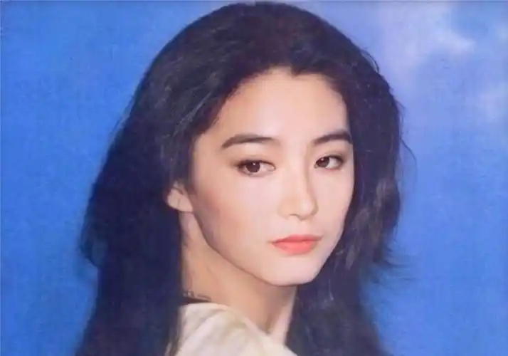 66岁林青霞近照!皮肤细腻气质优雅,与友人聚餐状态年轻有元气.