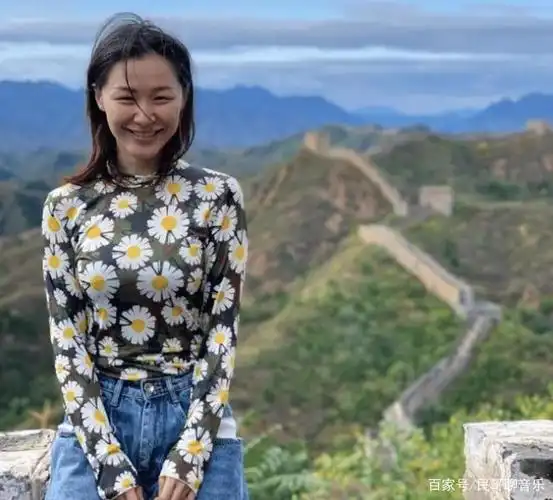 金靖登《男人装》,长相平平身材性感妩媚,用演技博众人关注!