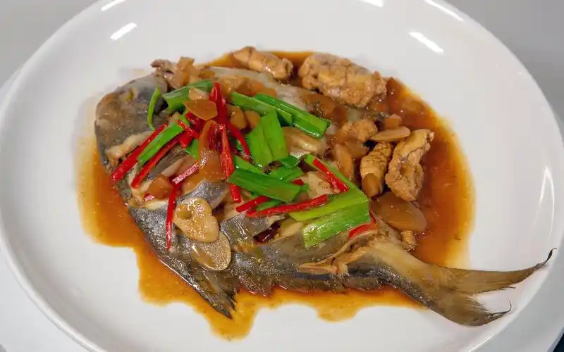 酱油水煮白鲳鱼创新做法看了就会做只需10分钟就可完成上桌