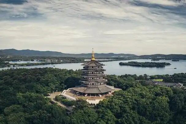 杭州知名的地标建筑之一,有过一段神仙佳话,游玩不要错过了