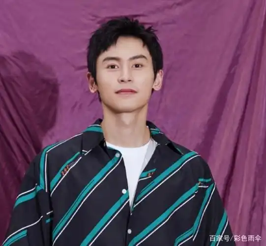 张哲瀚条纹衬衣帅气图片,精致的五官,时尚精致眼睛会说话