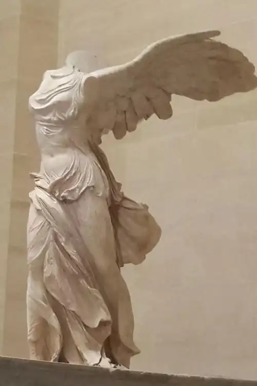 《胜利女神》石雕