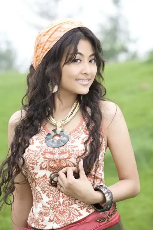 阿鲁阿卓青歌赛封后 裙装写真清爽典雅 (图) 第2页