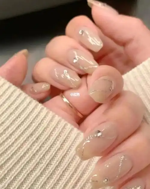 显白短款冰透裸美甲78闪到失焦