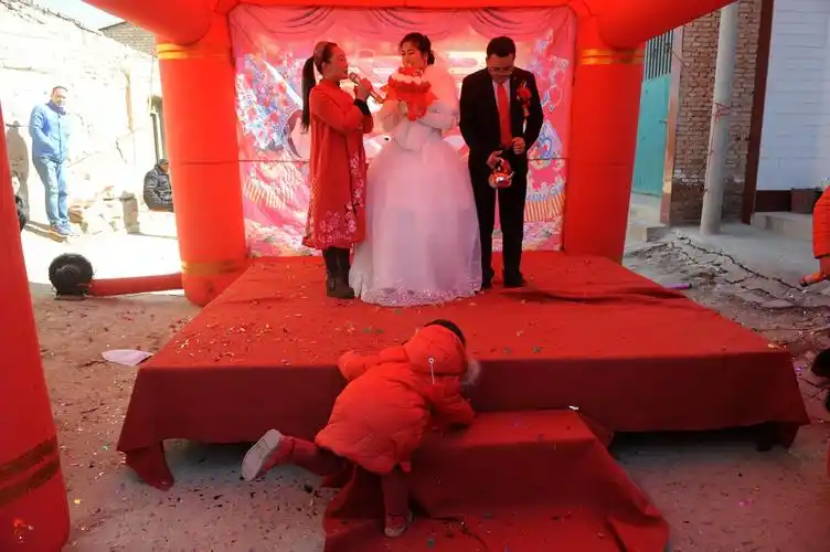 春节将至农村青年扎堆结婚,娶亲队伍红旗飘飘,有人还手提一只鸡|红旗