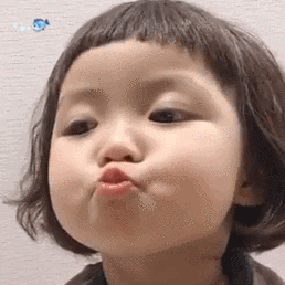 萌娃罗熙嘟嘴亲亲你 gif_gif_萌娃_嘟嘴_罗熙_亲亲表情