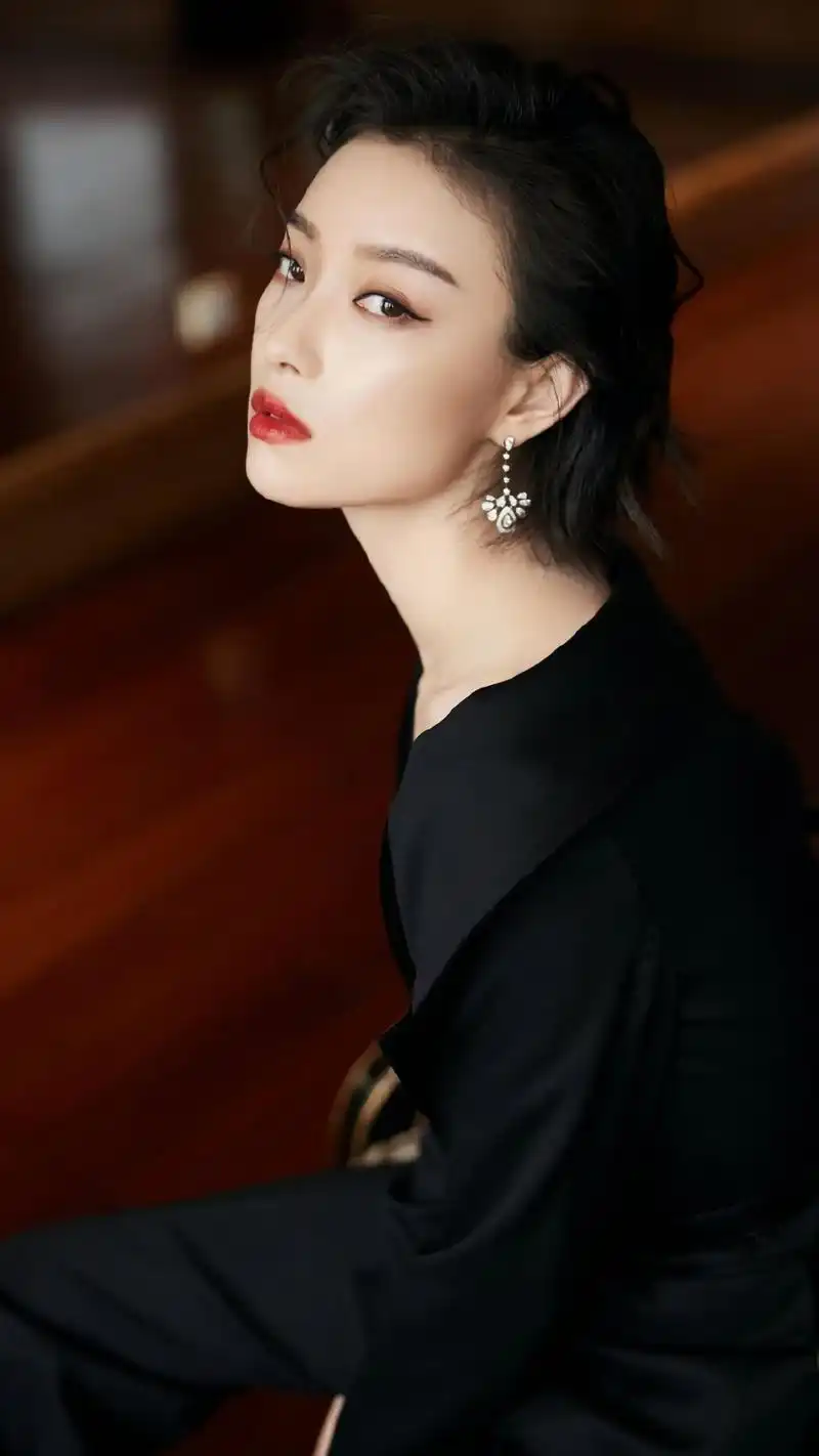 倪妮性感黑色深v上衣诱人写真