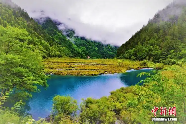 诺日朗群海风光.桑吉 摄