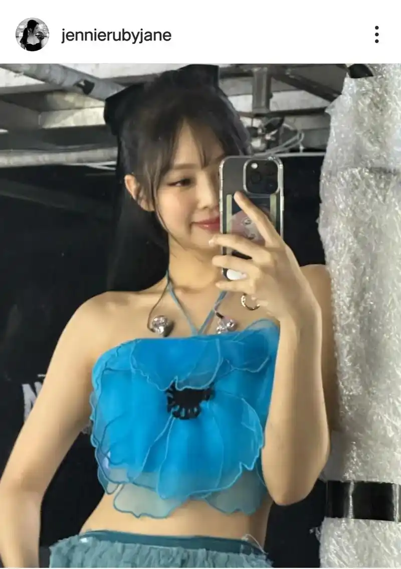 jennie 最爱我妮的对镜自拍  - 抖音