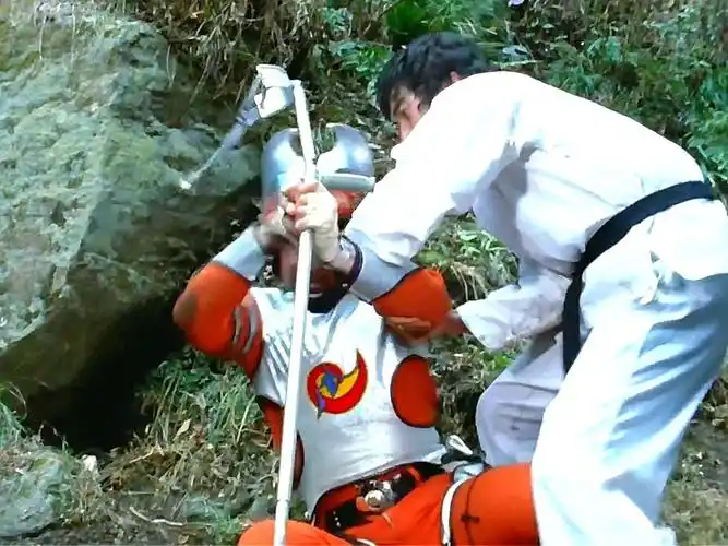 雷欧双腿被阿特拉星人变成蜡像,诸星团使用奥特意念协助雷欧