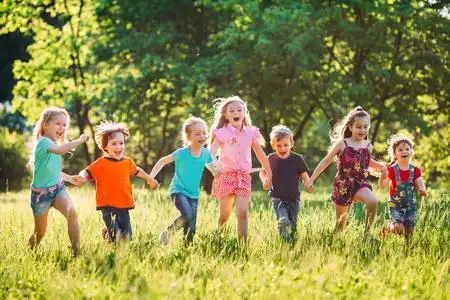 阳光孩子奔跑图片