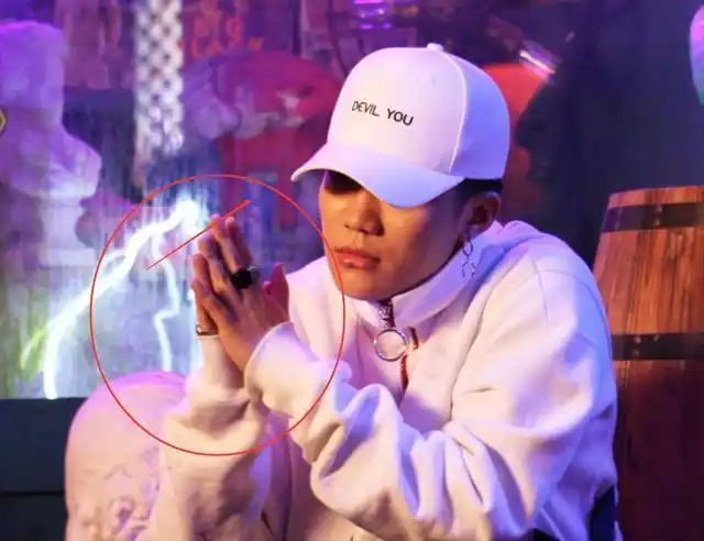 李小璐找pgone真亏大发了,连不敢亲女生的张艺兴那方面都比他强