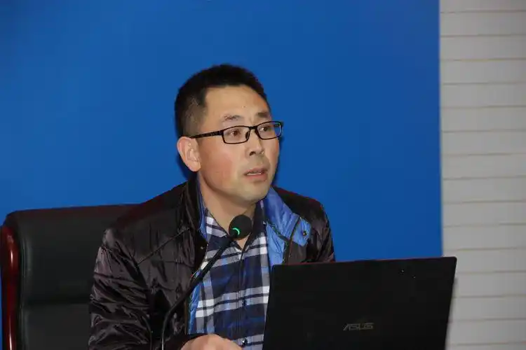 张长明副主任就主管的宿舍和卫生工作进行总结和布置,表杨了和学生一