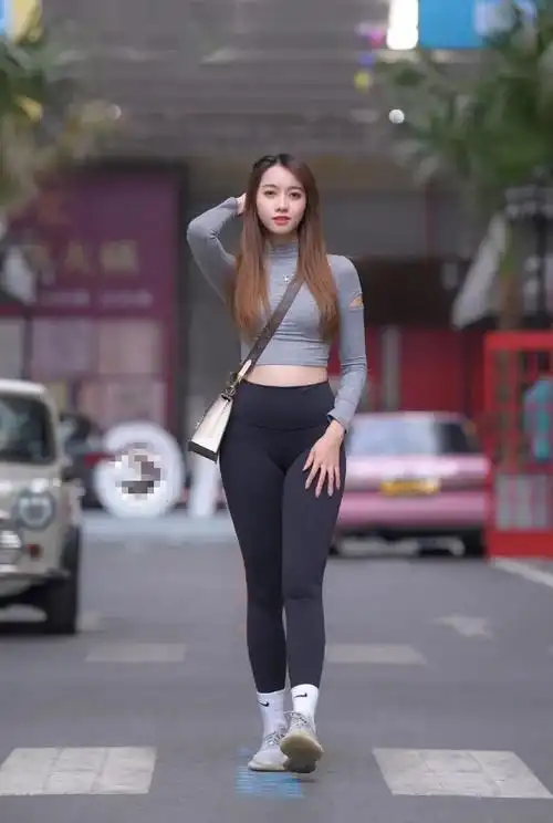 街拍紧身裤,打底裤配露脐紧身衣,美成一幅画!