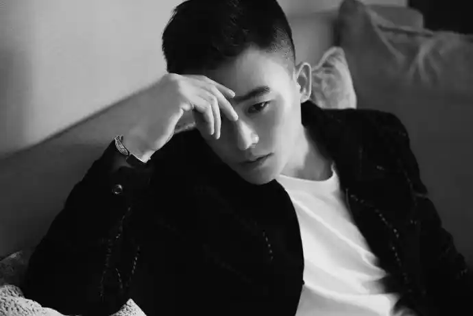 组图:欧豪黑衣黑裤斜坐沙发凹造型 表情冷酷眼神很犀利_高清图集_新浪