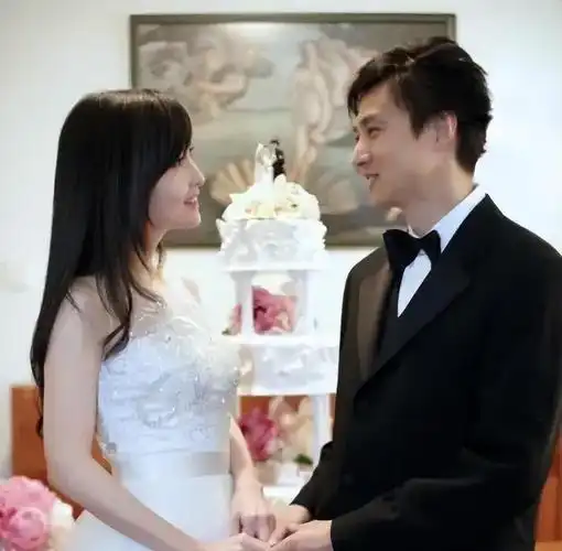 周慧敏和老公出席晚宴,60岁倪震秃头苍老,变成沧桑的