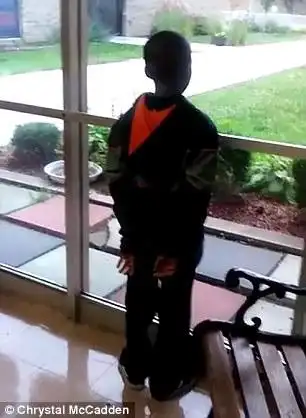 美国一名二年级小学生因踢车被校警戴上手铐 母亲一怒之下起诉政府