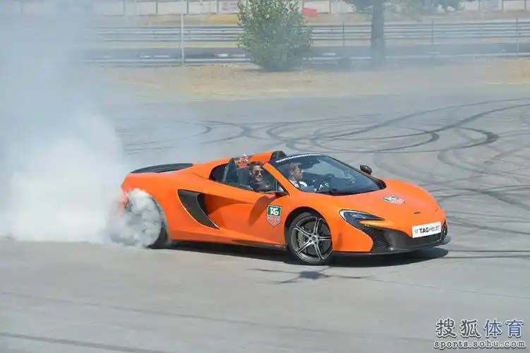 组图c罗搭档f1车神玩飙车移动打靶惊全场