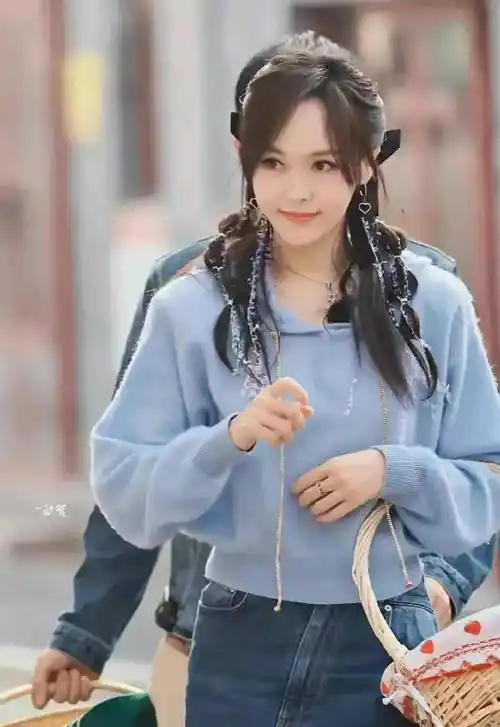 唐嫣真是越活越年轻,他的"学生服"造型太美了_生活_售价_蓝色