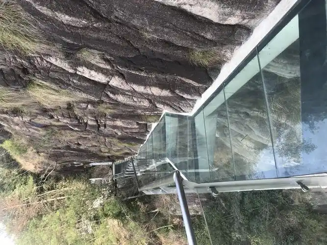 龙玻璃栈道,长度为160米,栈道路面距离地面落差180米,距离瀑底峡谷