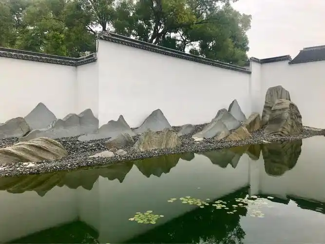 这组碎石假山白墙倒影是我最欣赏的部分