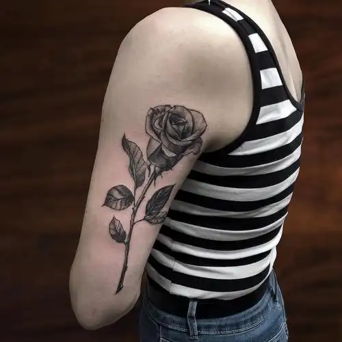 大臂黑灰玫瑰纹身图案