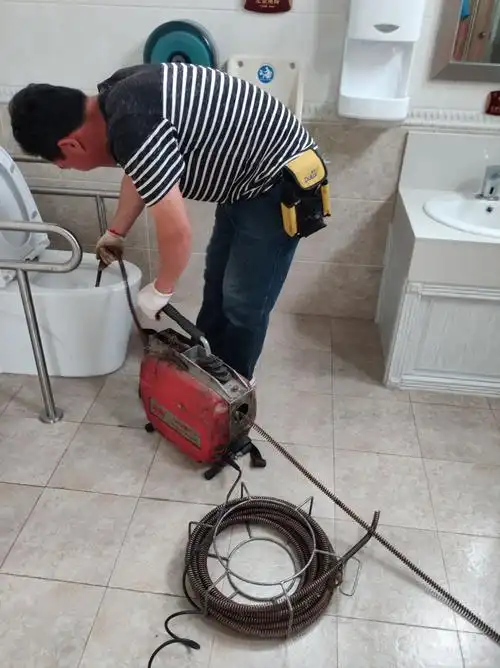 大剧院公厕第三卫生间管道疏通施工.