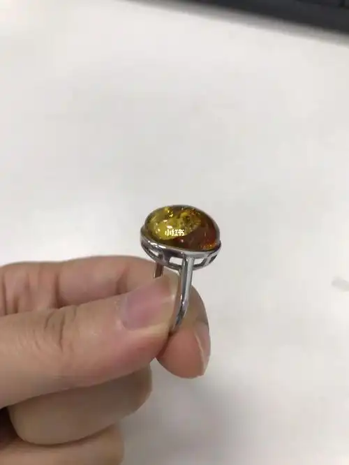虫珀戒指