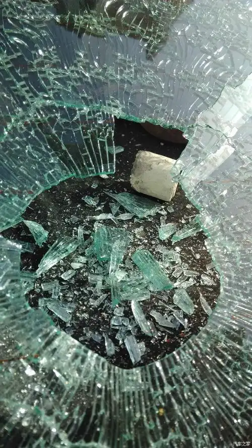 心塞啊玻璃被打破了