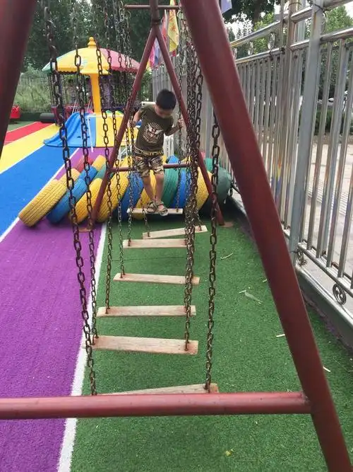 东方儿童礼仪幼儿园大三班的小朋友过吊桥