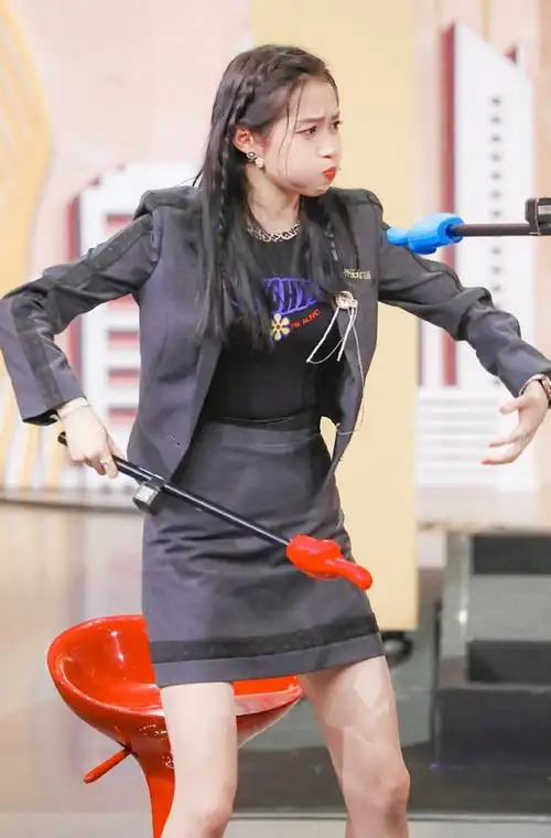 关晓彤麻花腿坐姿 腿够长才能这样吧