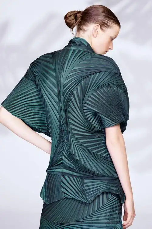 issey miyake(三宅一生) 2016早春度假系列时尚型录