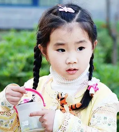 编麻花的全过程 如何给小女孩打麻花辫