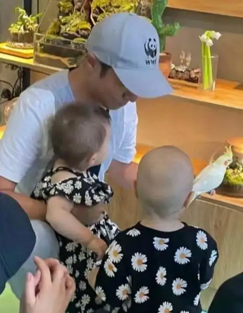 首次分享孩子出生照片#前几天还看到有网友偶遇@撒贝宁一家四口爬山