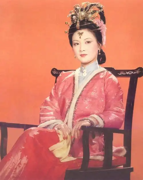 87版《红楼梦》之王熙凤剧照:一个眼神一个坐姿就显得霸气侧漏_网易