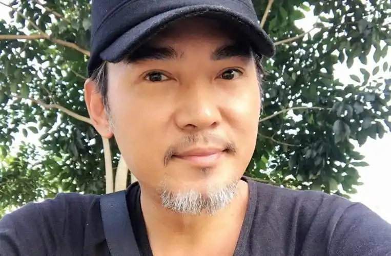 50岁的焦恩俊皮肤黝黑皱纹明显,胡子也变白了