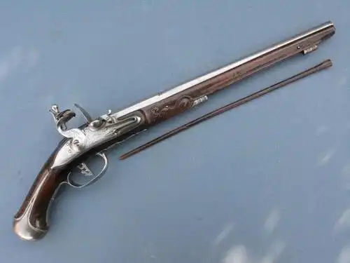 制作于1690年的燧发枪,为意大利的骑兵所用,上面雕刻有"海怪"