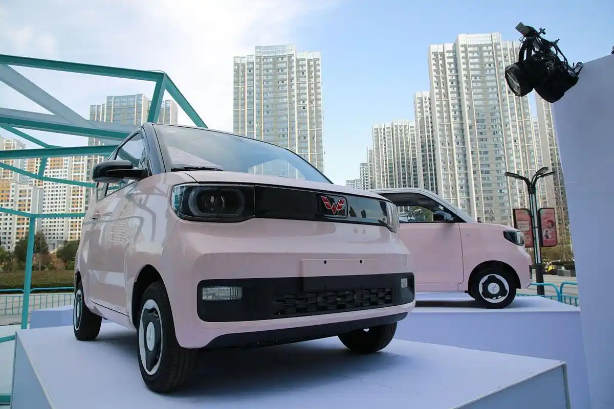 五菱宏光迷你mini版电动车是一款四座微型新能源车,专为短途出行设计.