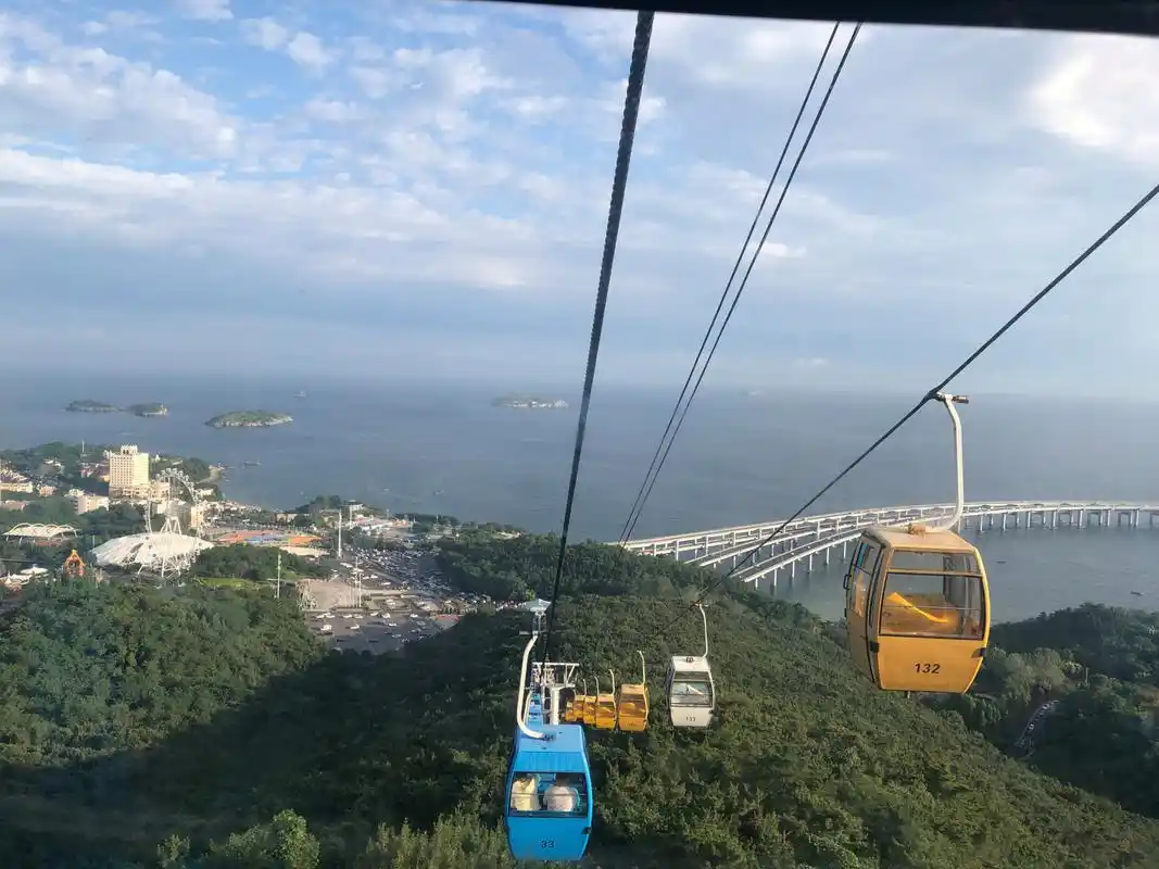 大连莲花山观景台索道缆车俯瞰星海湾大桥